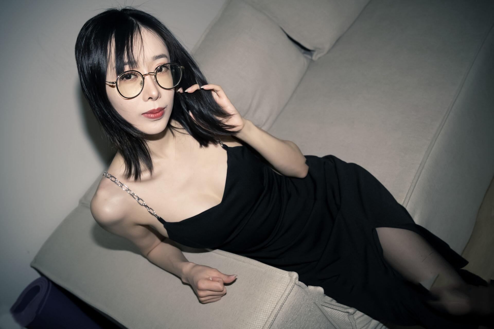 秀人网 宝宝甜✨极品反差母狗眼镜妹 不上架私拍漏点吃J8